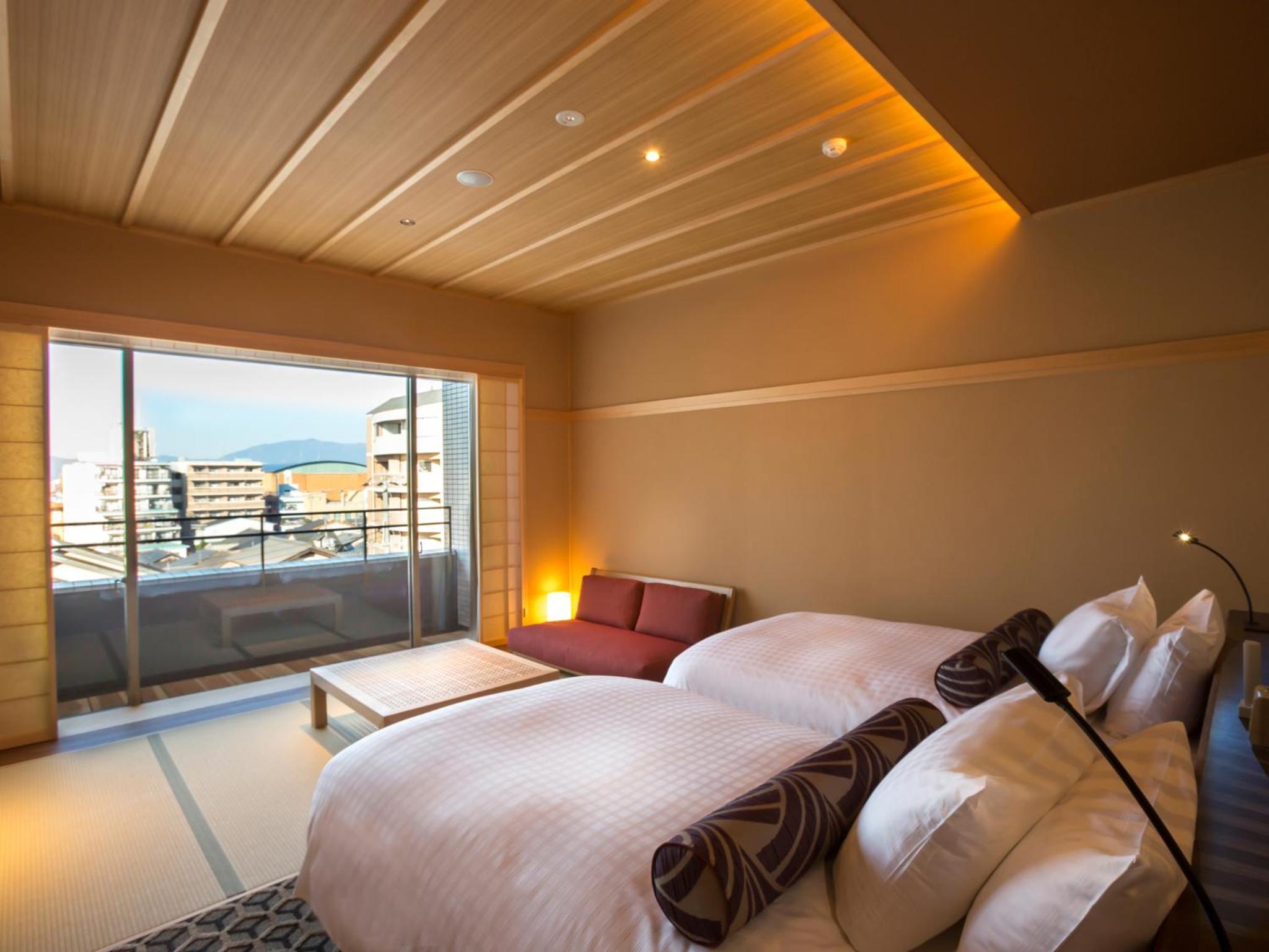 Deluxe, Twin Beds, Town View