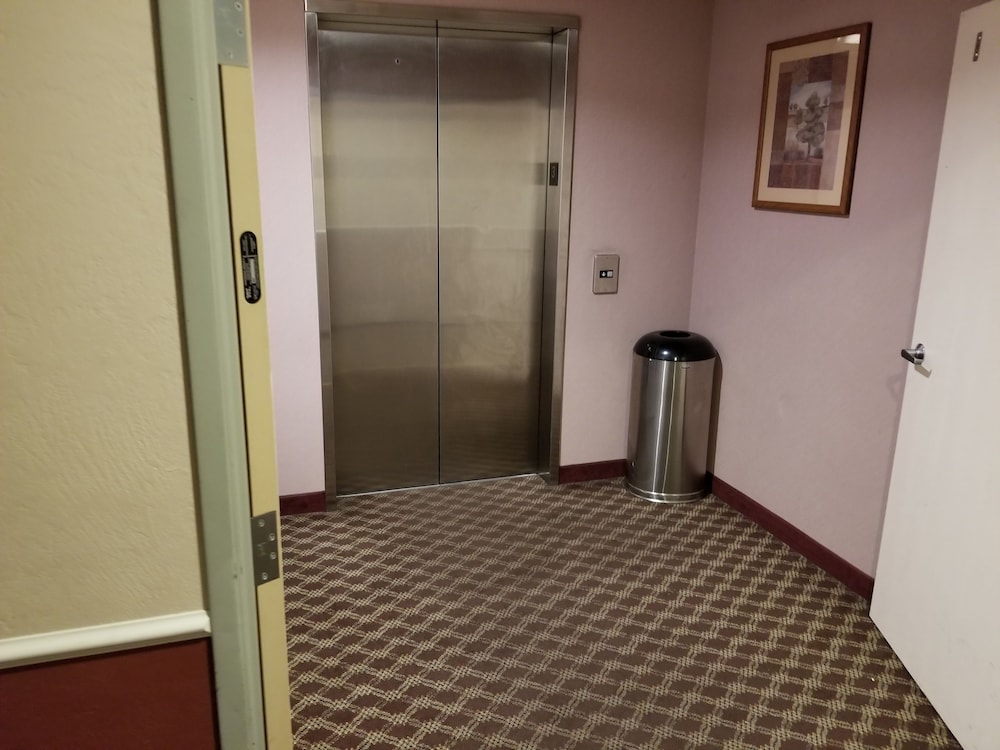 Super 8 by Wyndham Bellingham Airport/Ferndale WA 7/57