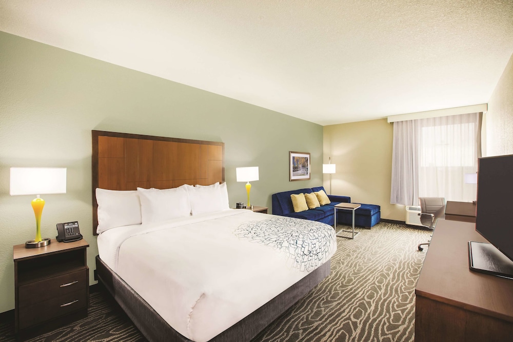 La Quinta Inn And Suites By Wyndham Wichita Northeast 14/37
