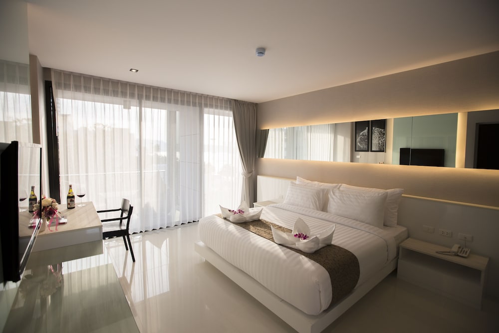 Serenotel Pattaya Beach Front 18/50