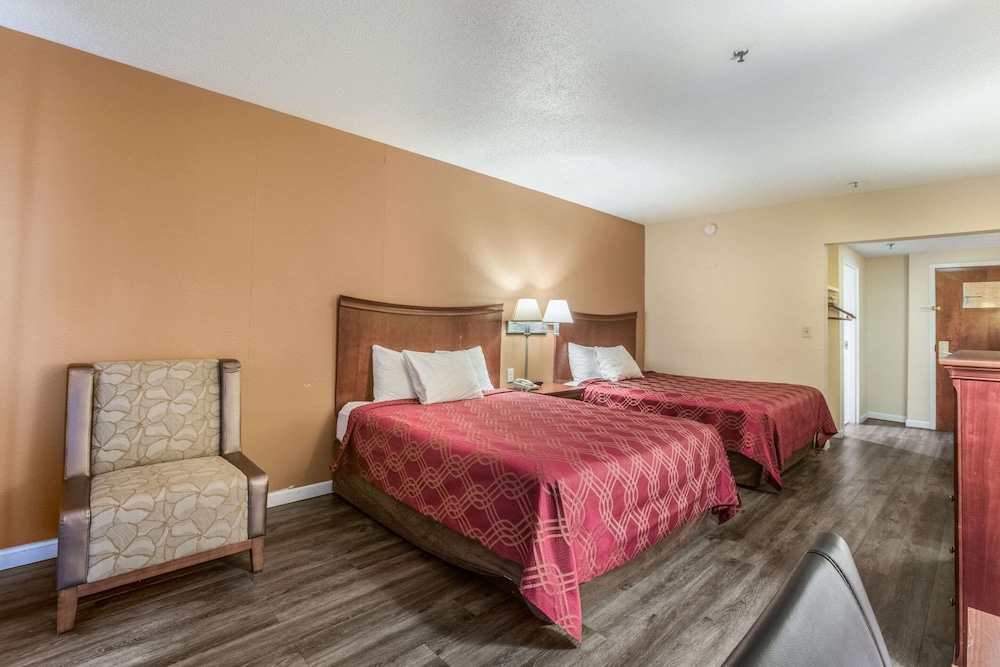 Econo Lodge Inn & Suites Marietta near Dobbins ARB 14/45