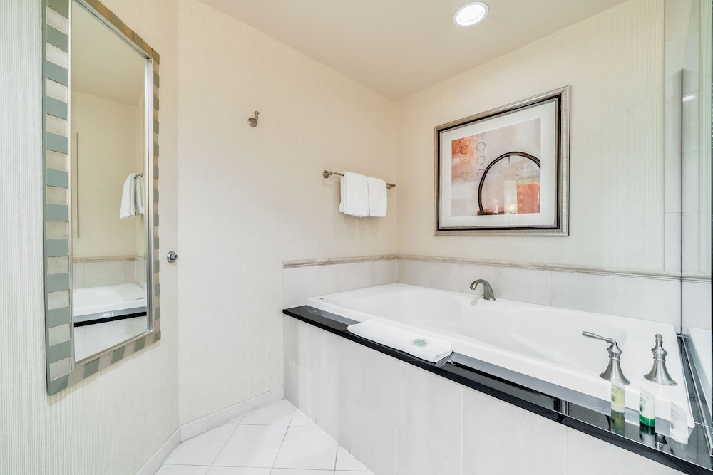 1 BEDROOM, ELITE, PENTHOUSE, SUITE, MOUNTAIN VIEW, JETTED TUB, BALCONY