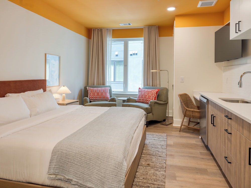 DELUXE, KING BED