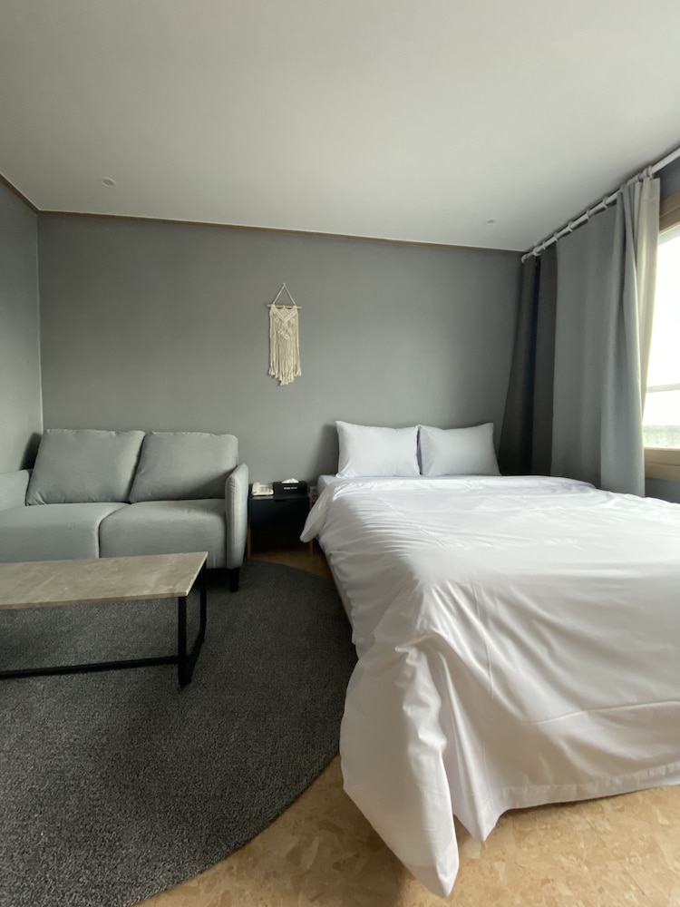 DELUXE, DOUBLE BED, MOUNTAIN VIEW