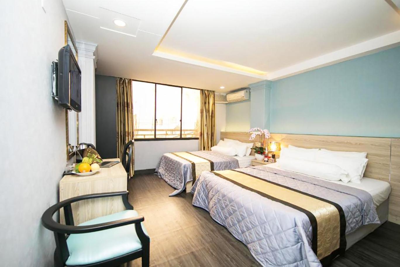 Deluxe, Triple, 2 Queen Beds, City View