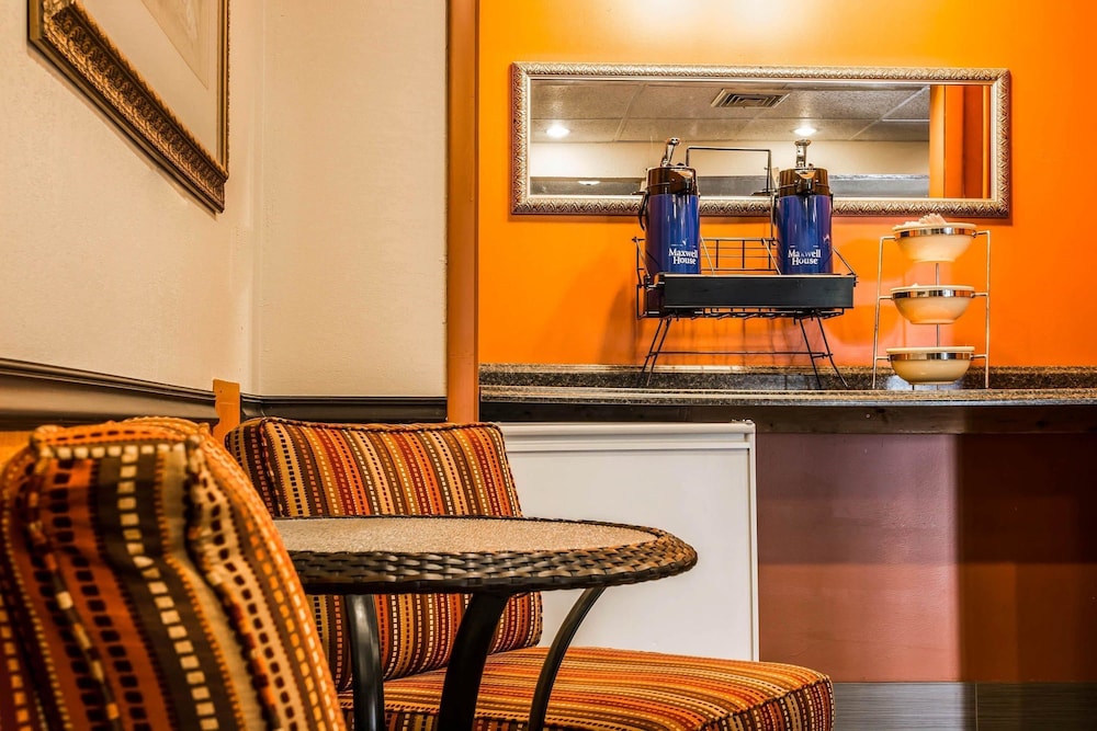 Rodeway Inn Muskegon Airport MI 24/33