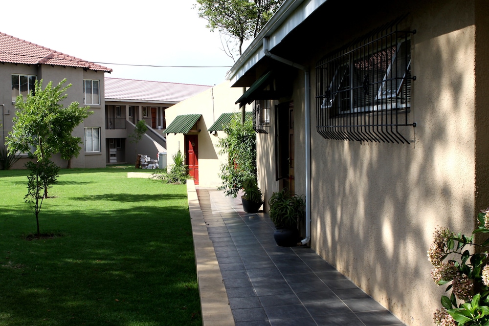 Airport Lodge Guest House 33/43