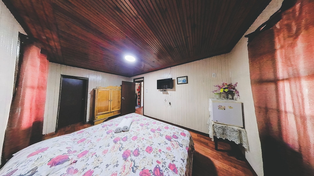 DELUXE, DOUBLE OR TWIN BED, PRIVATE BATHROOM