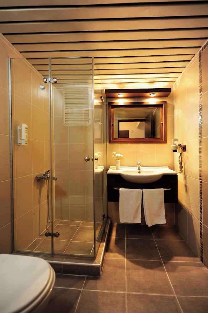 Üstün Otel Alsancak 48/48