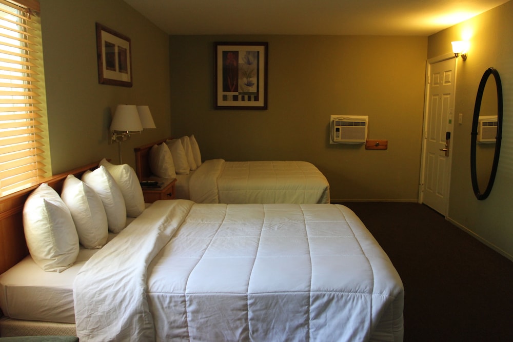 DELUXE, 2 QUEEN BEDS, KITCHEN