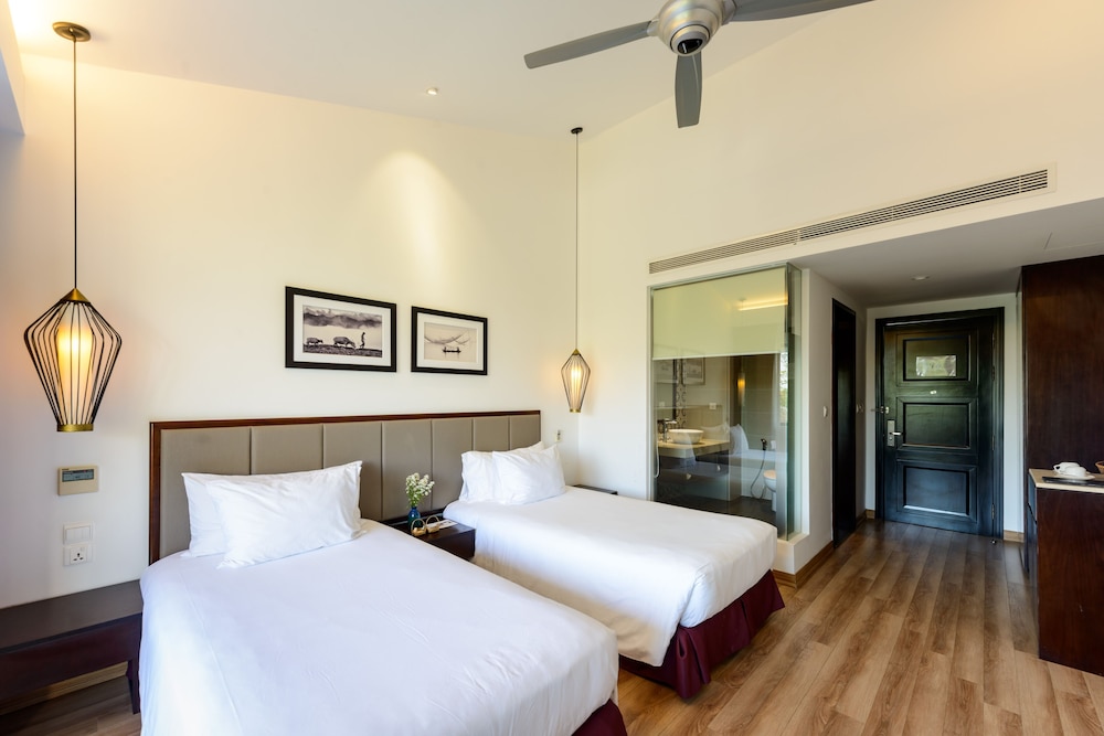 DELUXE, DOUBLE OR TWIN BED, POOL SIDE, BALCONY