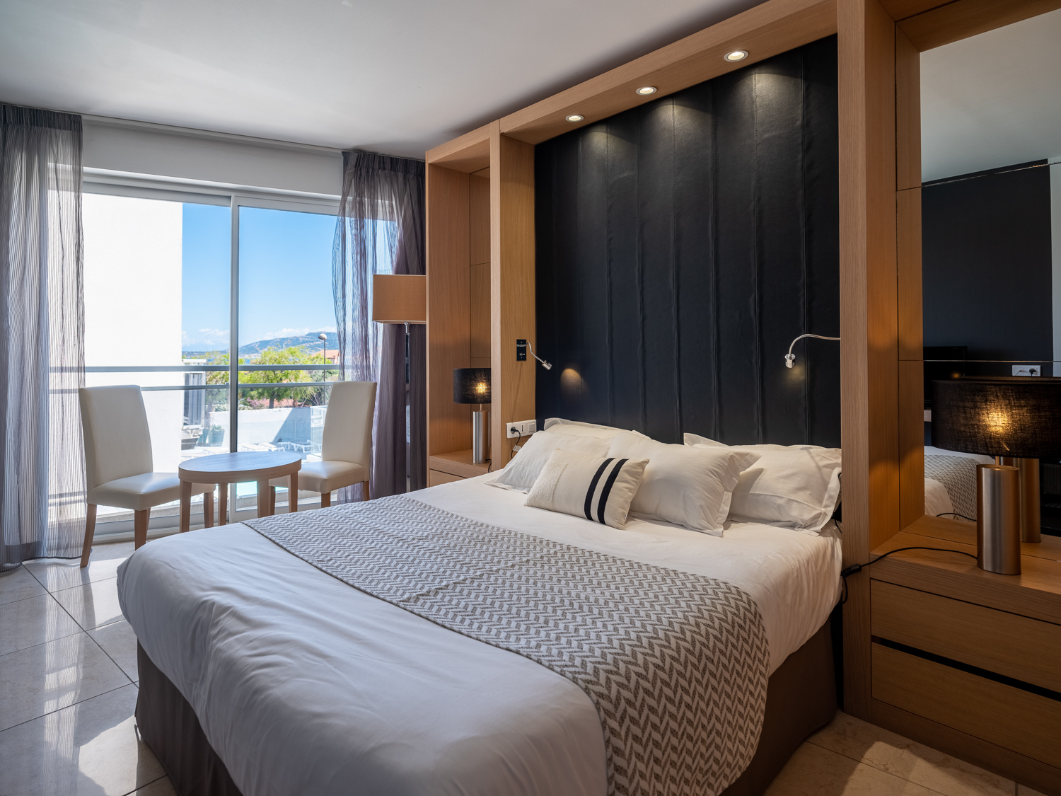Room, Double or Twin Bed, Pool Side