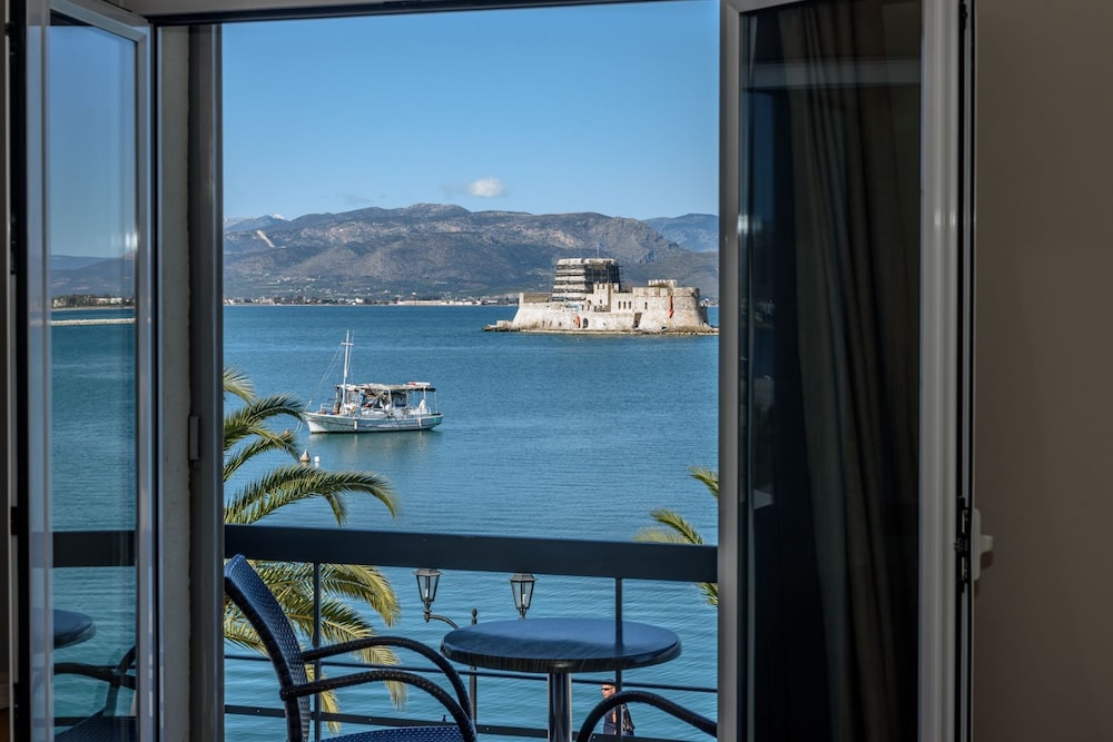 Agamemnon Hotel 55/67