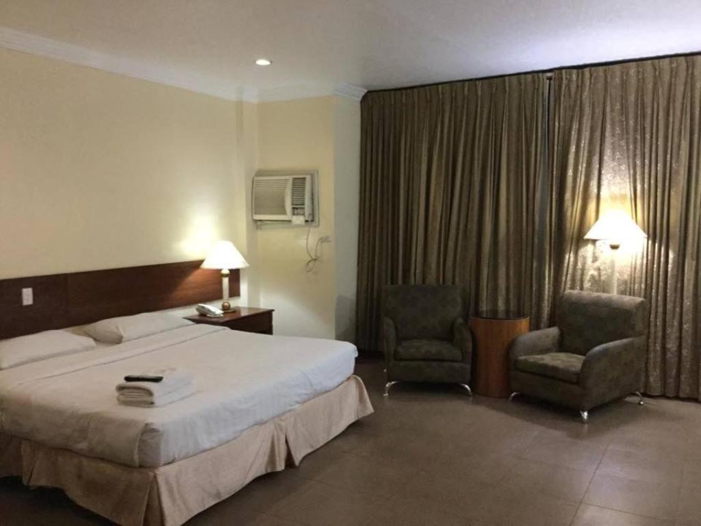 Executive, Suite, King Bed, Dotties Place Hotel And Restaurant 2/3