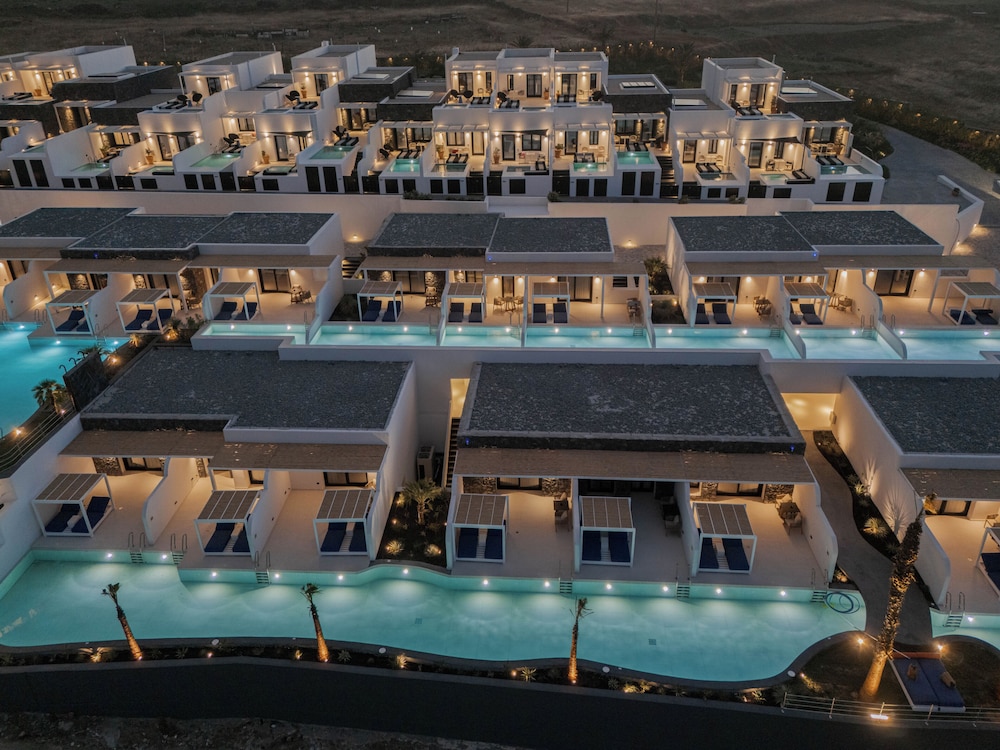 Cresanto Luxury Suites 2/60