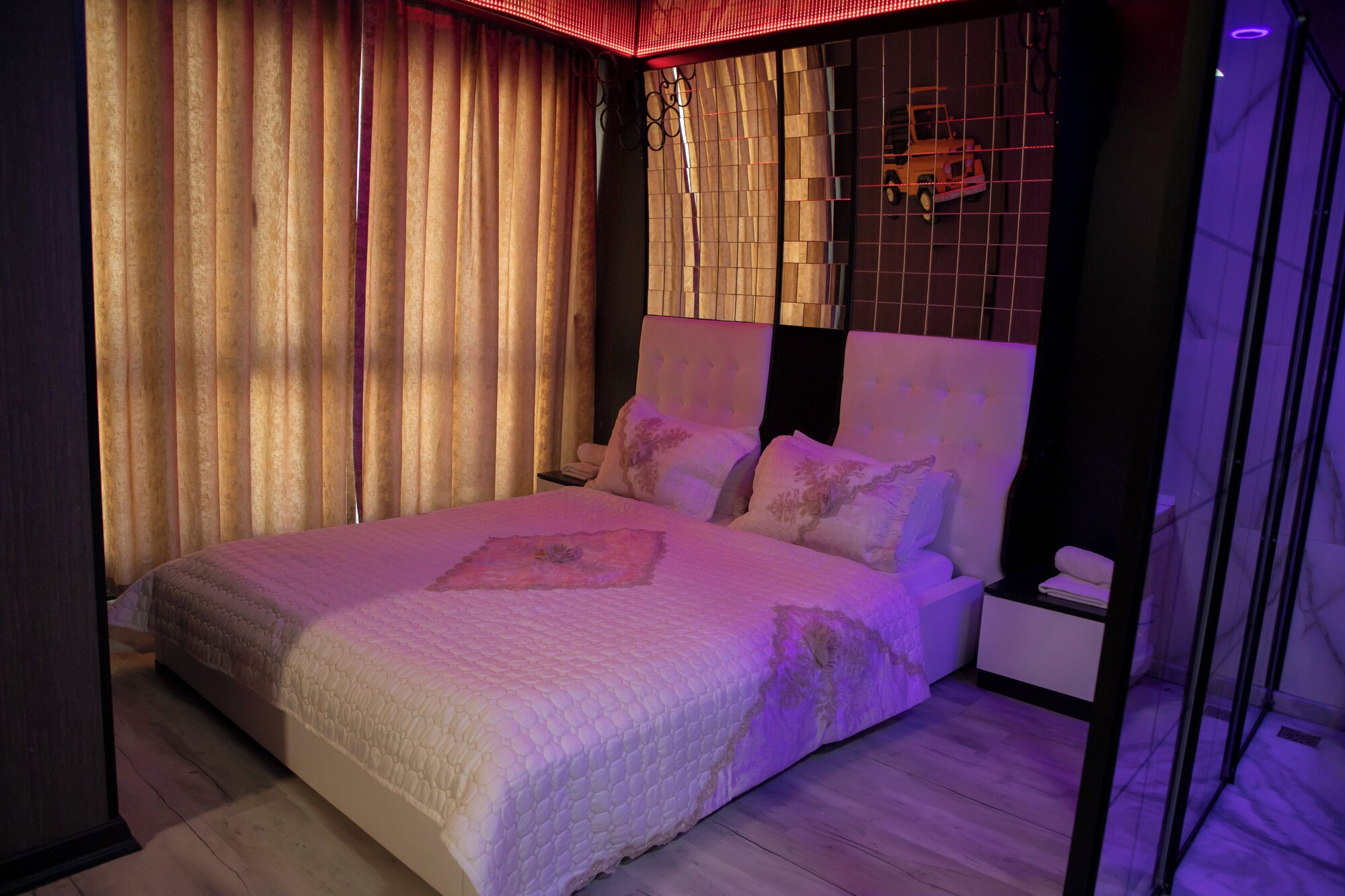 PREMIUM, STUDIO, SUITE, QUEEN BED, SMOKING