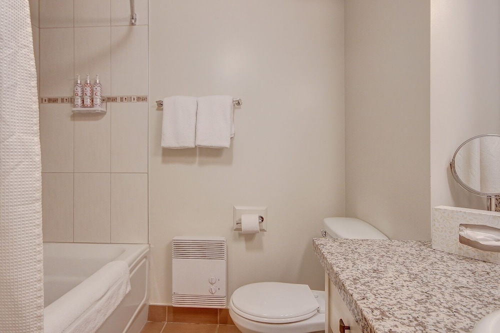 ESTRIMONT SUITES & SPA 14/61