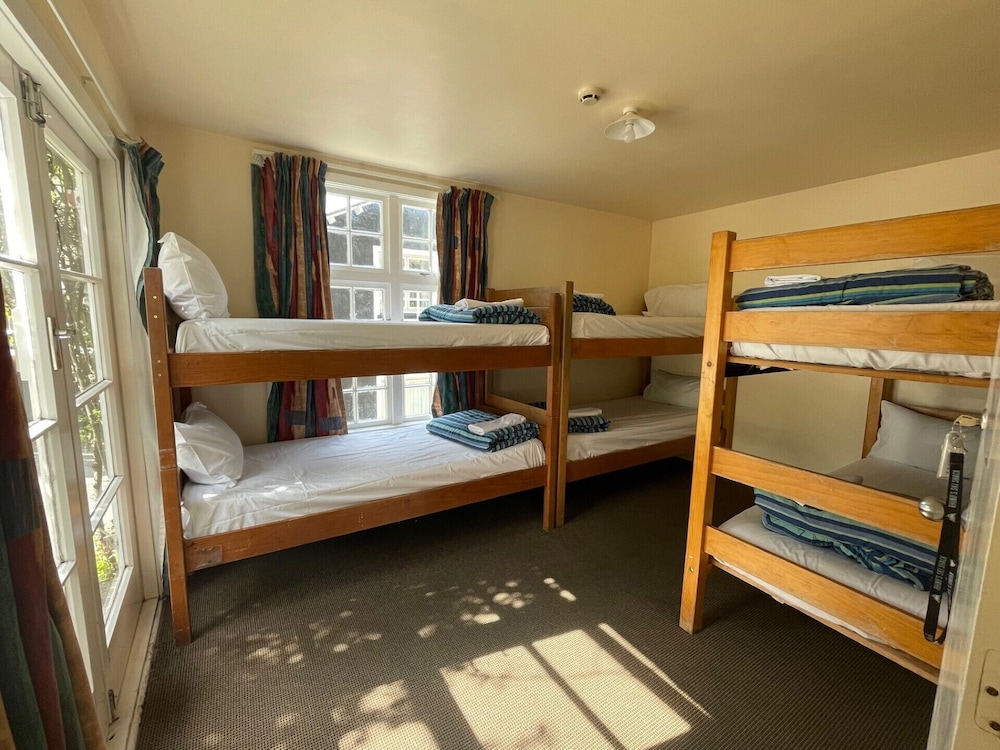 MIXED DORM, 6 BEDS, SHARED BATHROOM