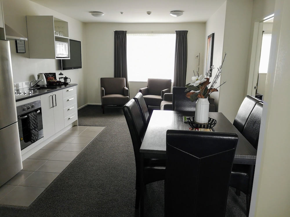 Airport Palms Motel 60/69