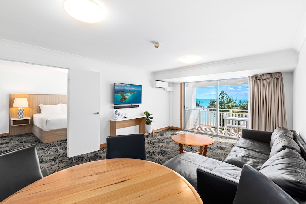 AIRLIE BEACH HOTEL 44/70