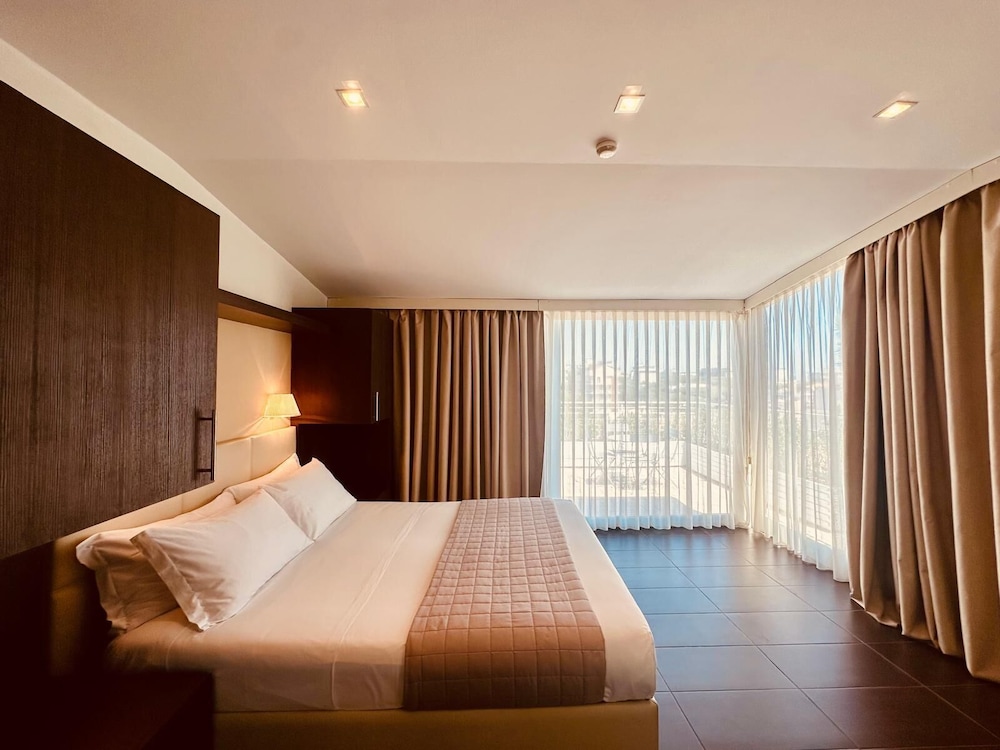 DELUXE, SUITE