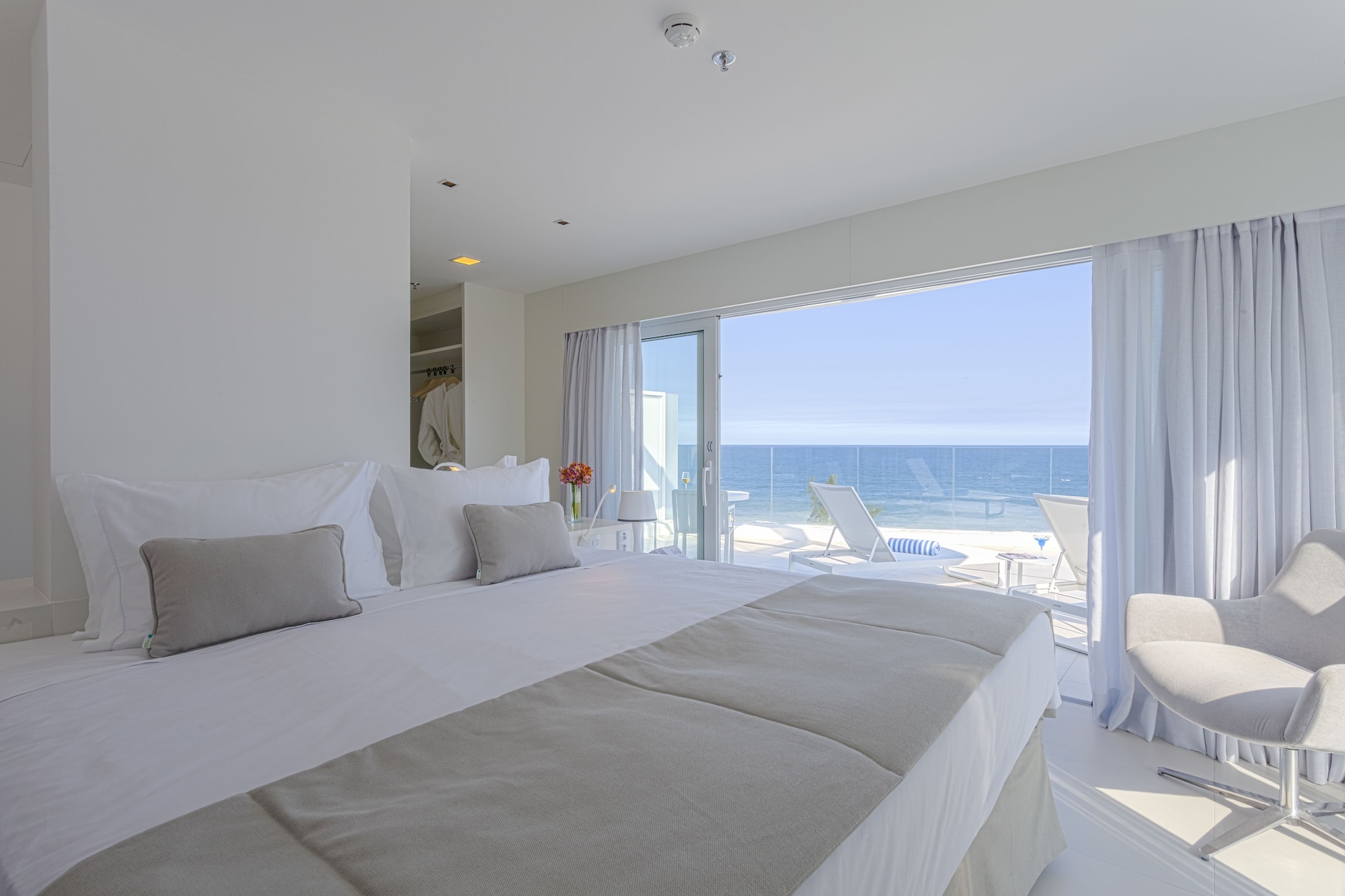 JUNIOR SUITE, KING BED, OCEAN VIEW