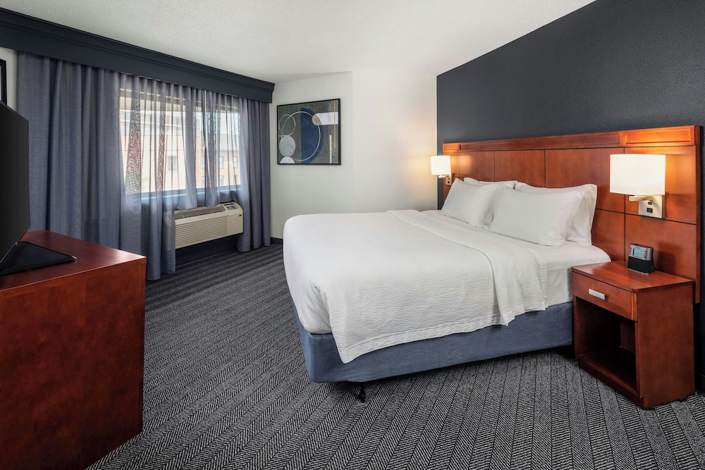 غرفة بسرير كينج مع أريكة، Courtyard By Marriott La Crosse 2/5