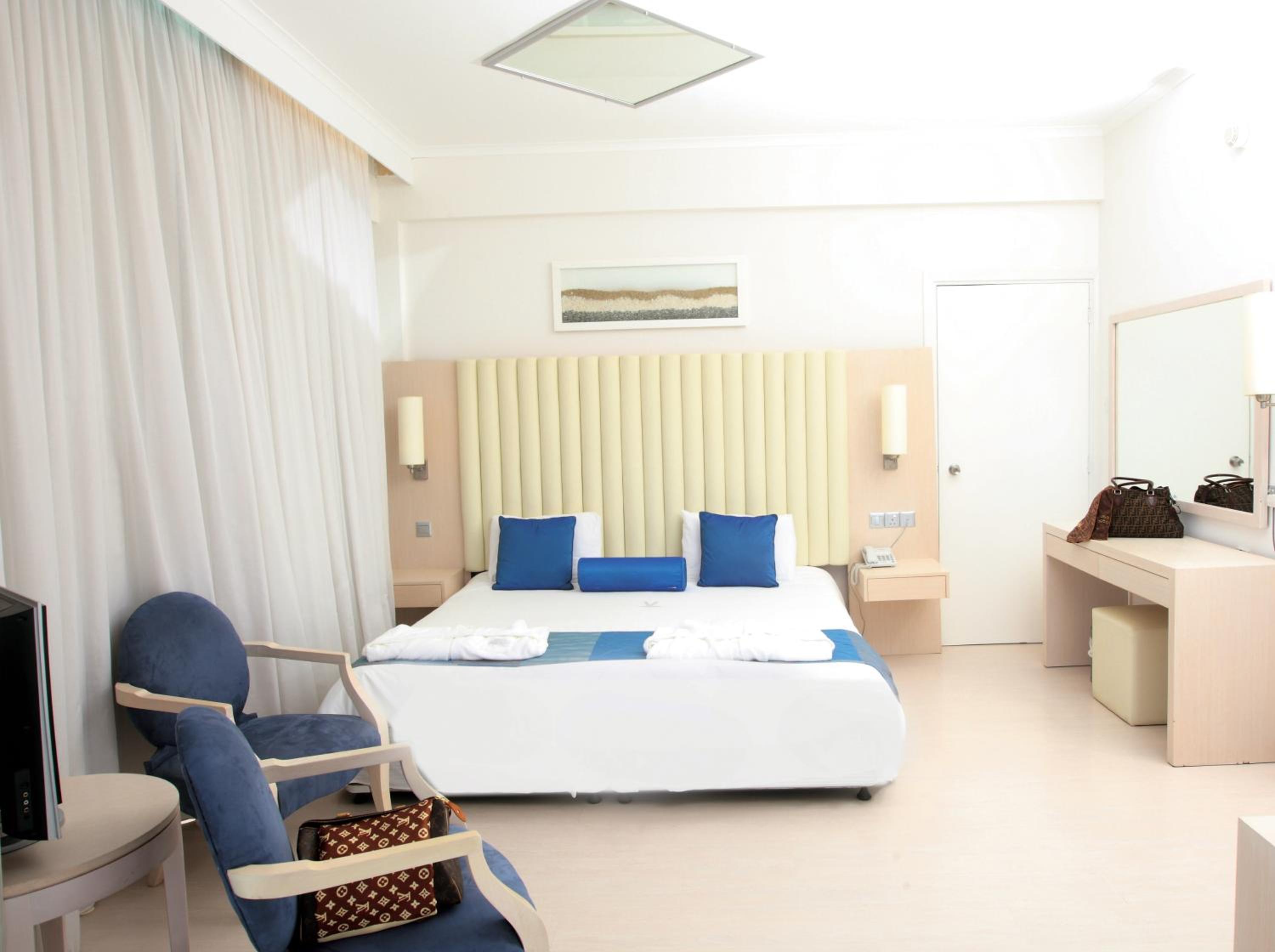 Room, Double or Twin Bed, Sea Front