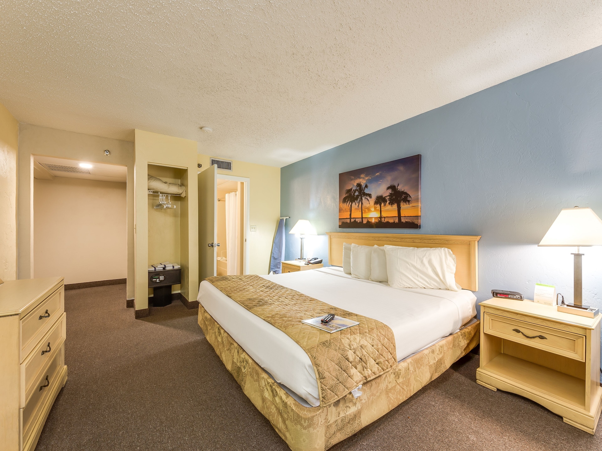 STANDARD, KING BED, CITY VIEW, KITCHENETTE