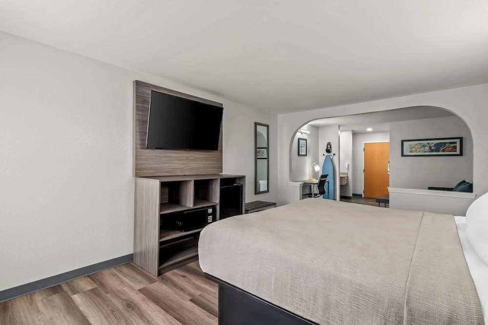جناح بسرير كينج مع أريكة، Quality Inn & Suites Biloxi - Ocean Springs 3/6