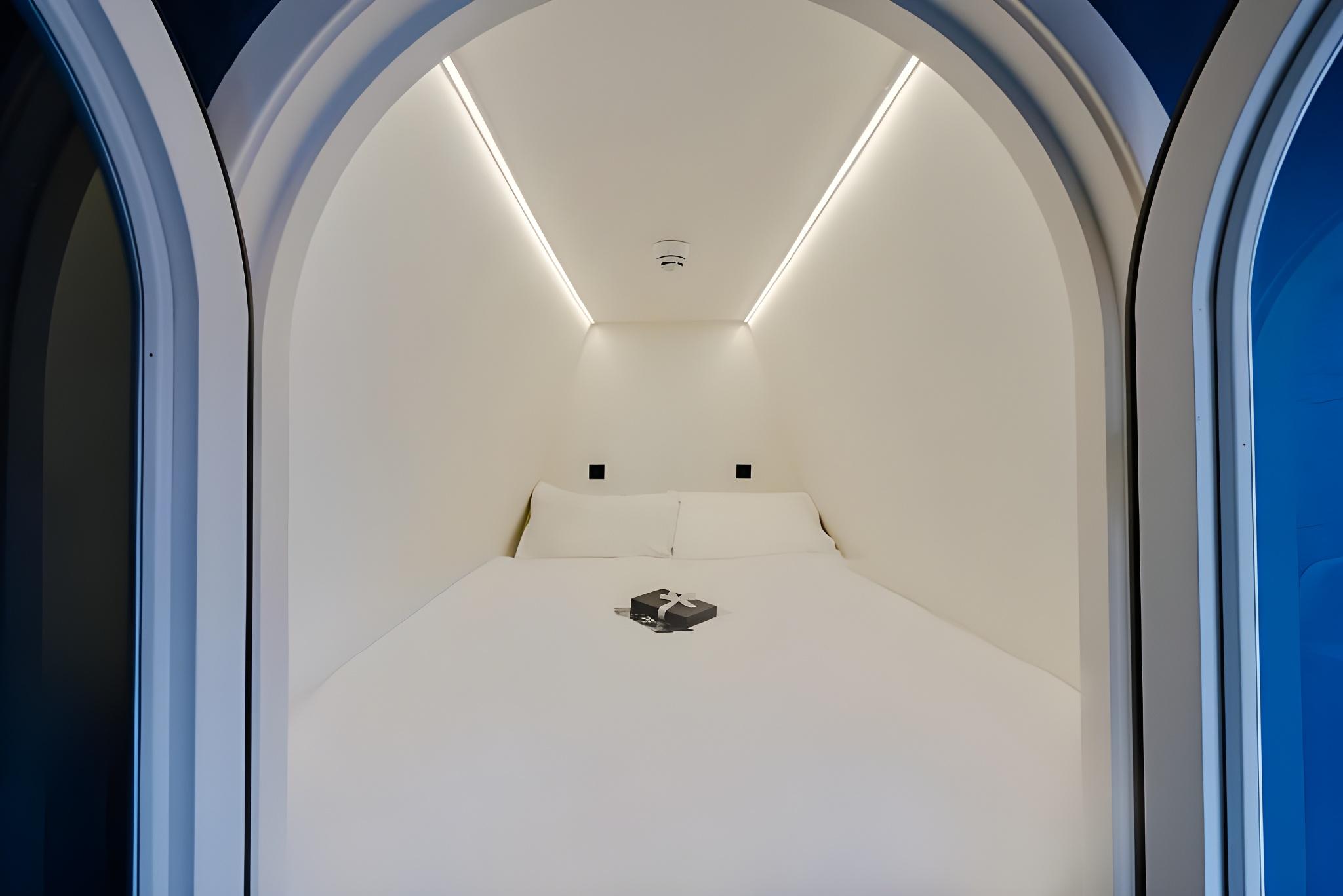 INTIMATE, SUITE