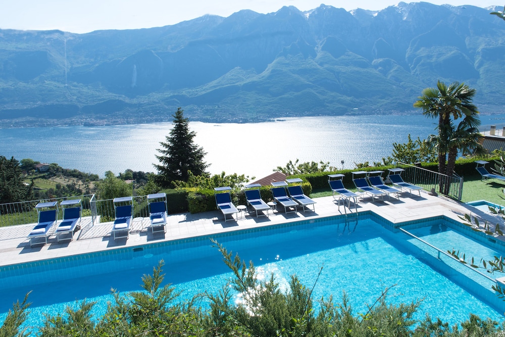 Village Hotel Lucia 46/50