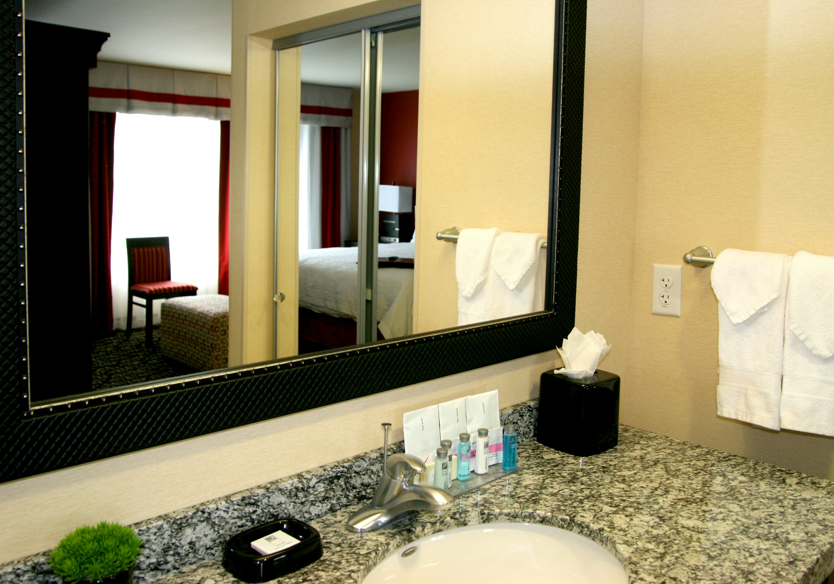 SUITE, KING BED, ACCESSIBLE