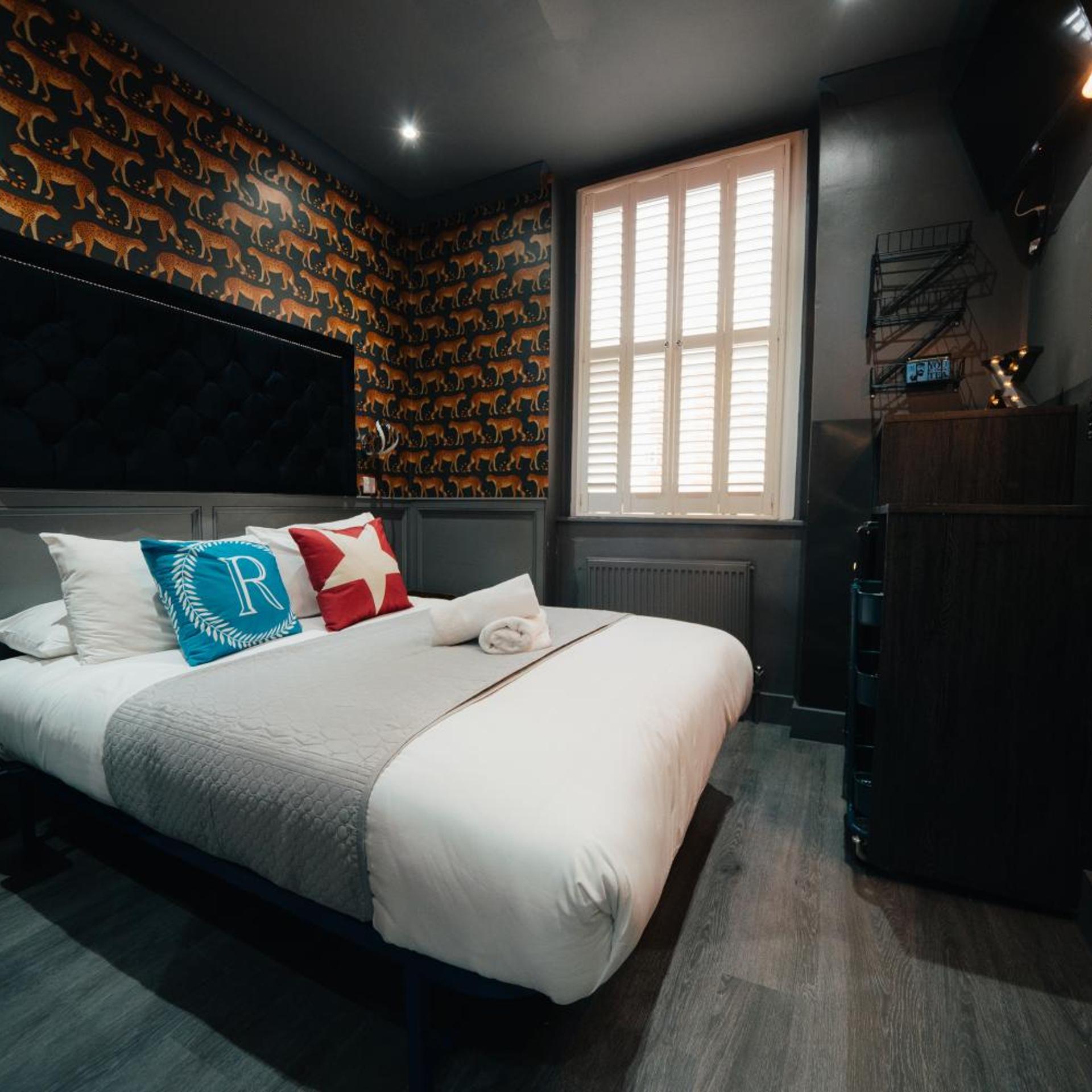Rokxy, Double Bed