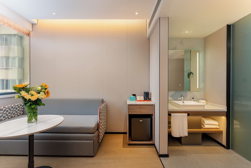 Holiday Inn Express Shanghai Jing'an Temple 33/50