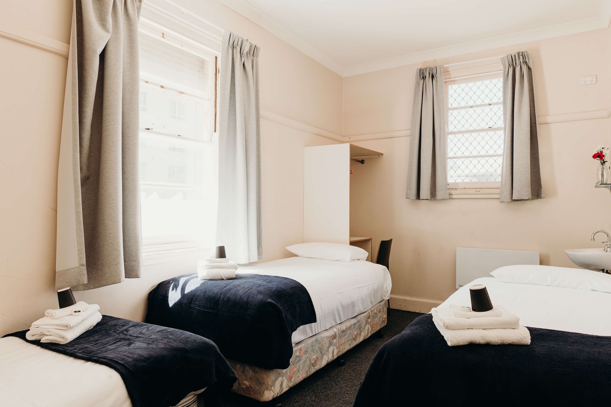 ROOM, TRIPLE, SHARED BATHROOM