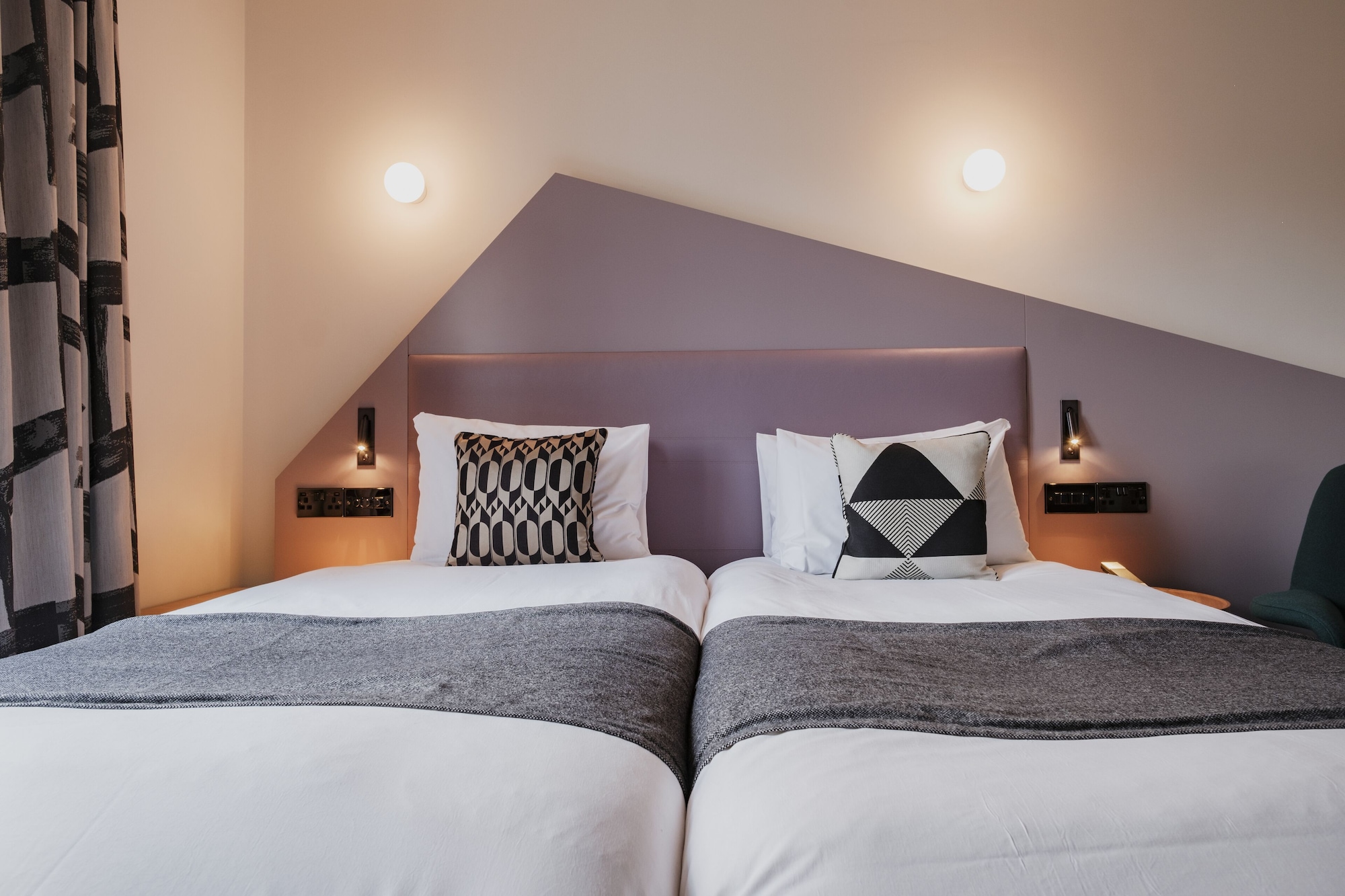 DELUXE, TWIN BEDS