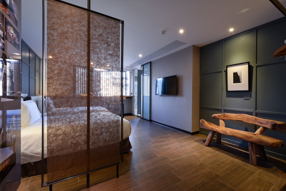 3 Door Hotel 50/76