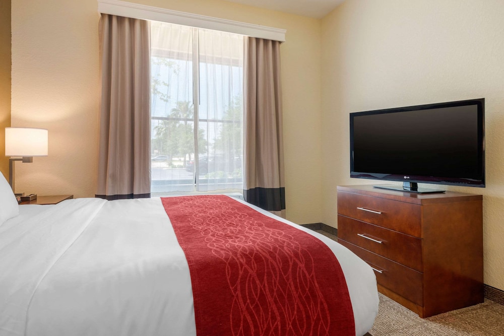 Comfort Inn & Suites Northeast - Gateway 15/32