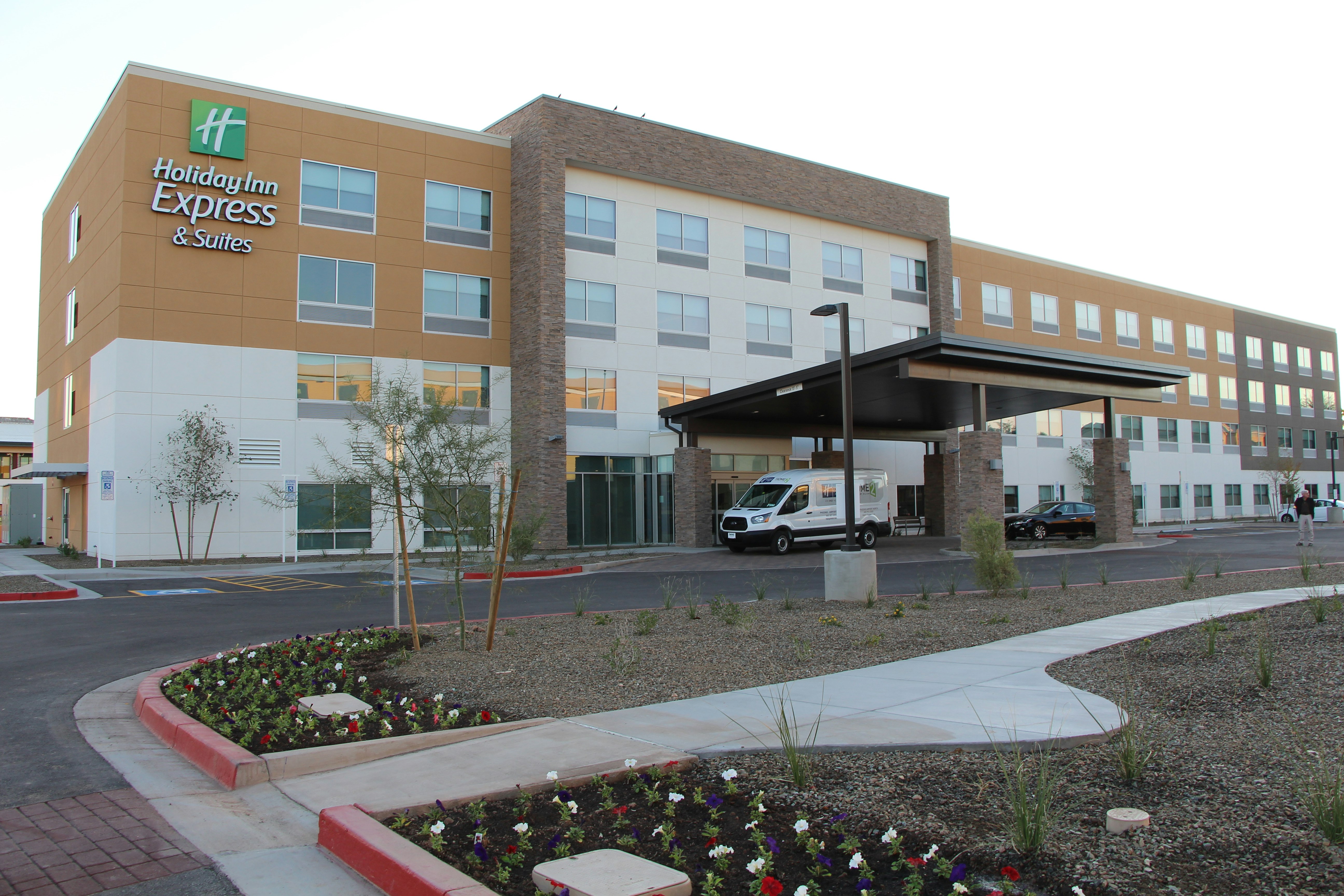 Holiday Inn Express & Suites Phoenix - Airport North 60/71