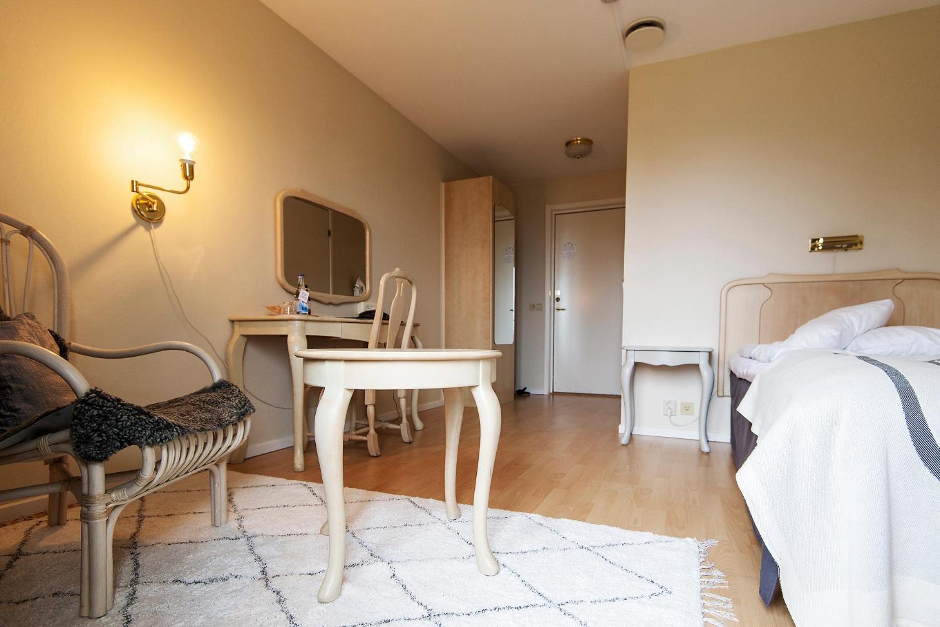 Room, Single, Single Bed
