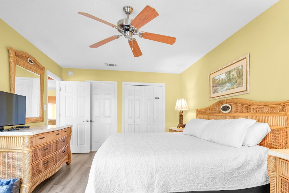 2 Bedrooms, Condo, Comfort, Twin Beds, King Bed, Beach Front, Sofa, Kitchen
