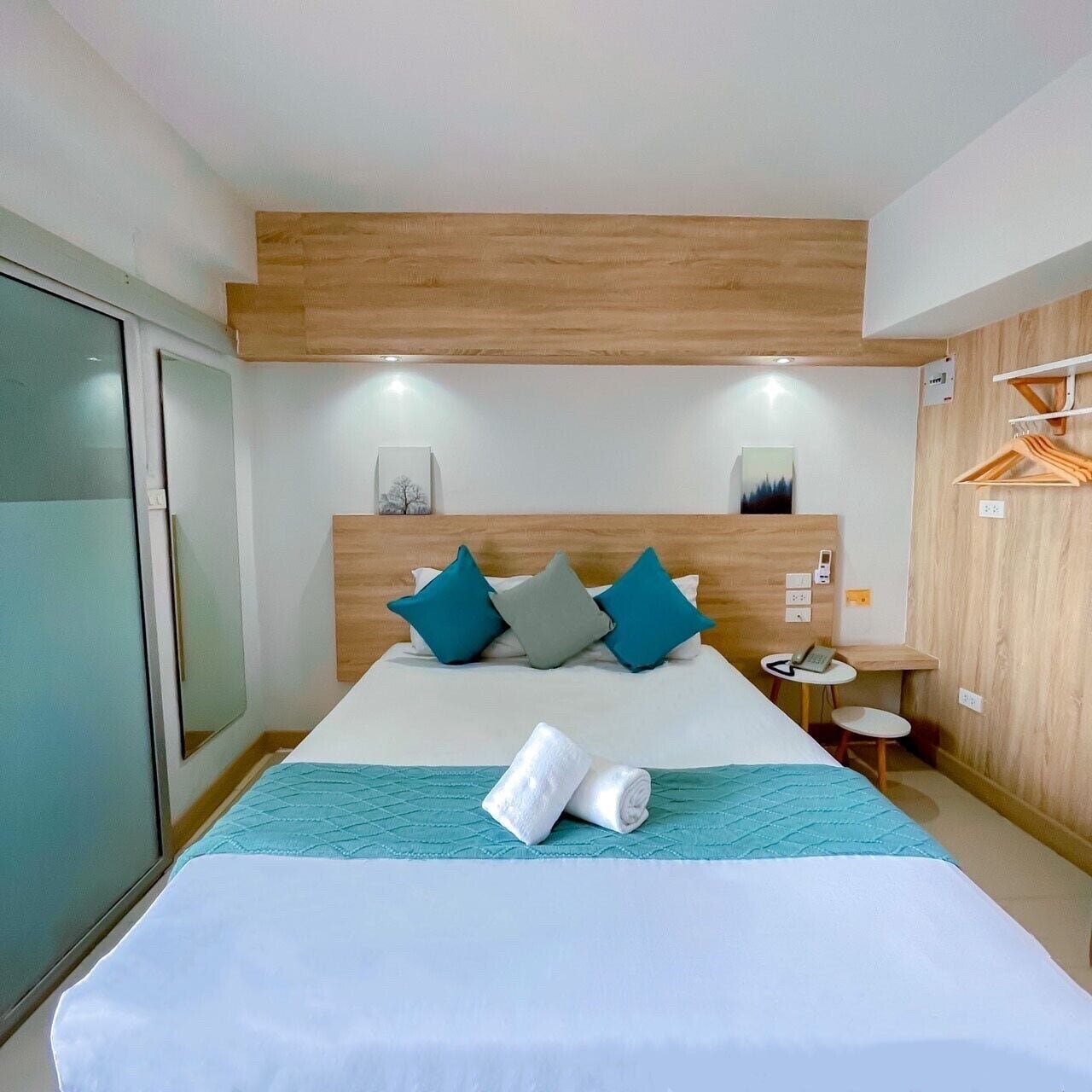 PREMIER, QUEEN BED