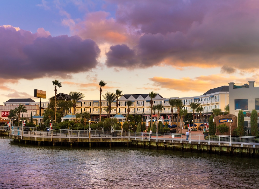 Kemah Boardwalk Inn 39/50