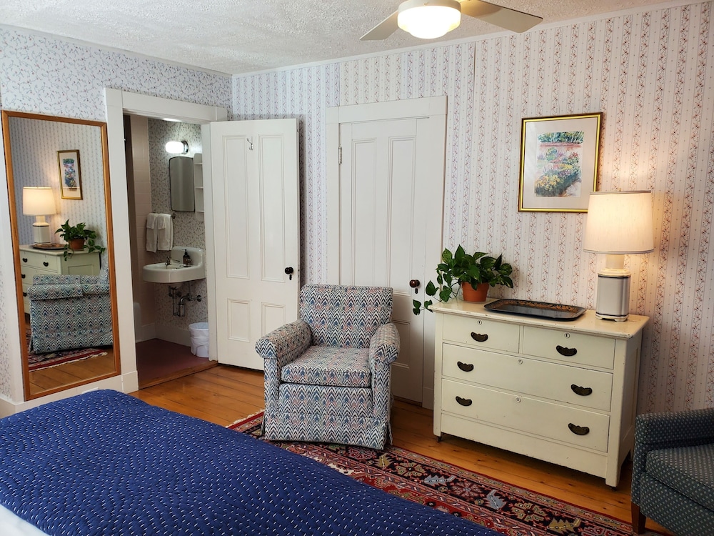 Harbourside Inn 40/50