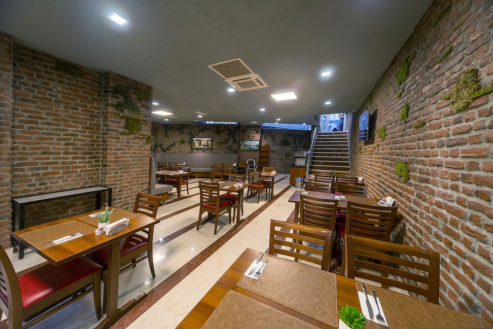 Aprilis Hotel 38/50