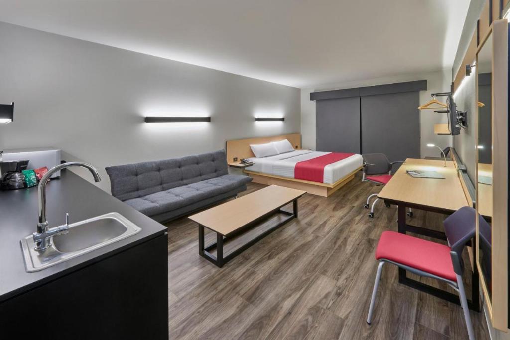 غرفة سوبيريور بسرير كينج مع أريكة، City Express Plus by Marriott Puerto Vallarta 5/6