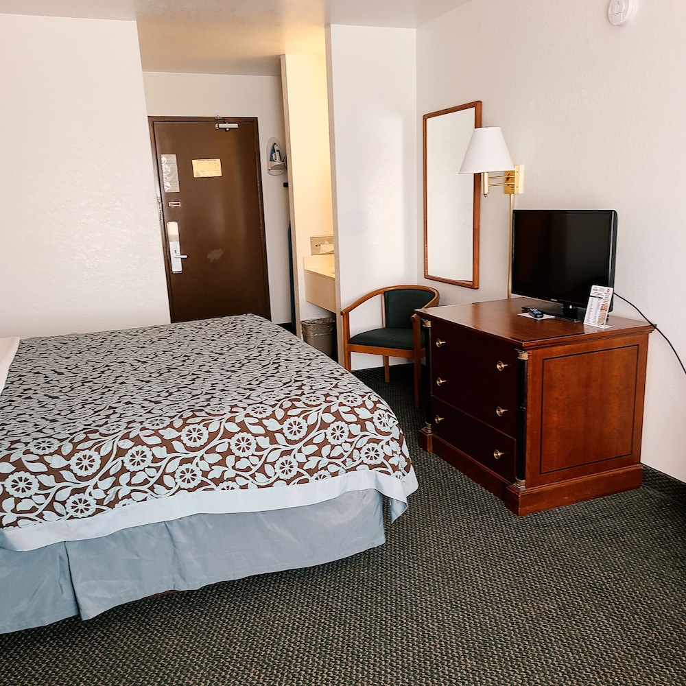 Days Inn By Wyndham Holland 13/35