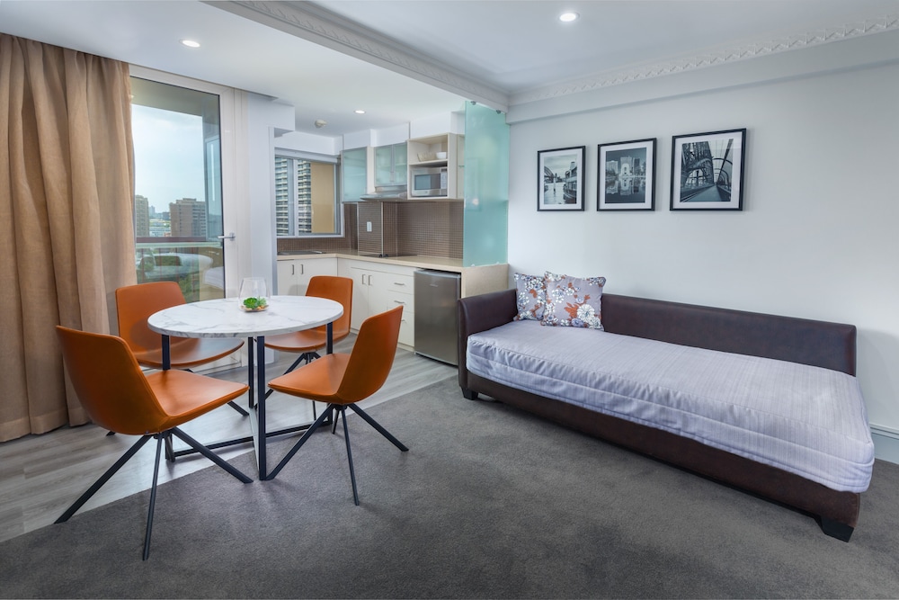 HYDE PARK INN 31/50