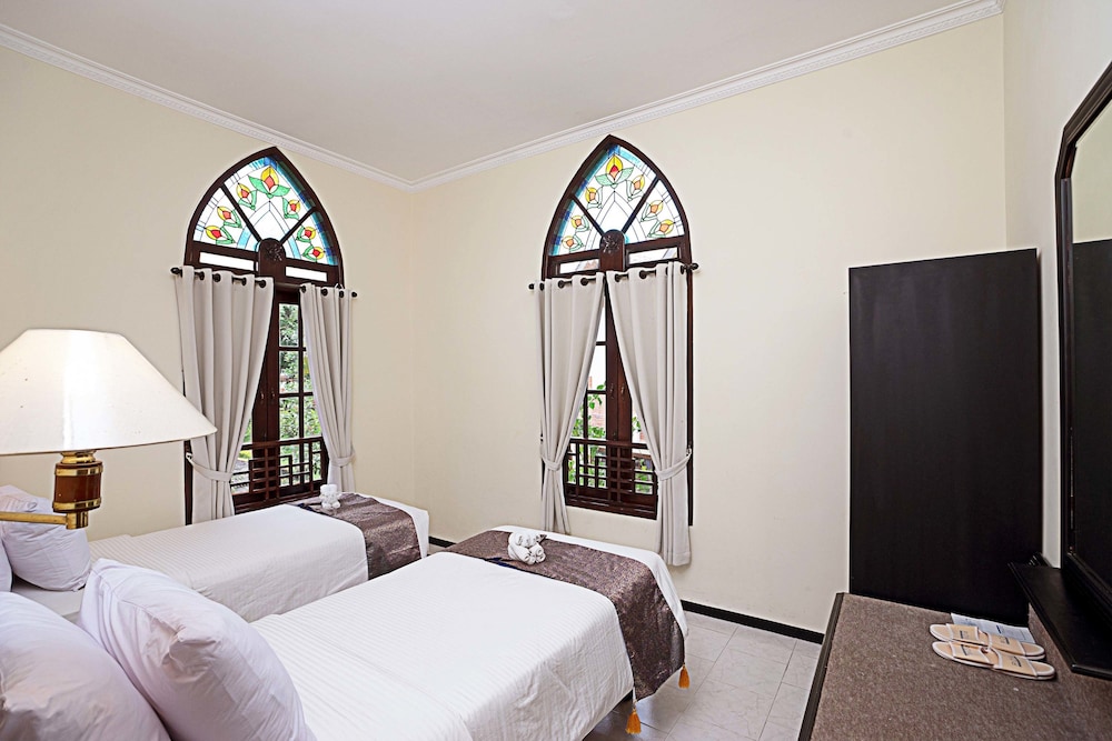 Royal Hotel and Villa Batu 25/61